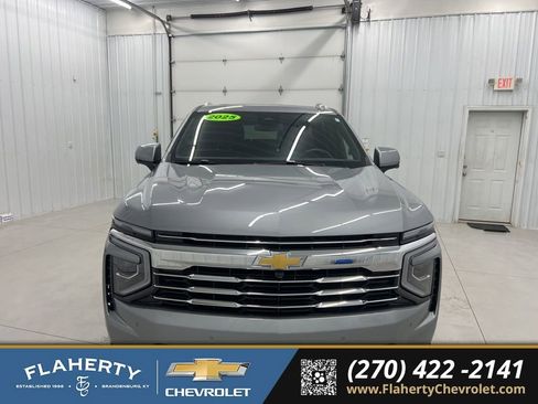 Used 2025 Chevrolet Suburban LT w/ Comfort Package AWD/4WD image 7