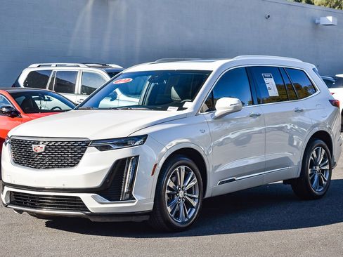 Used 2022 Cadillac XT6 Premium Luxury image 3