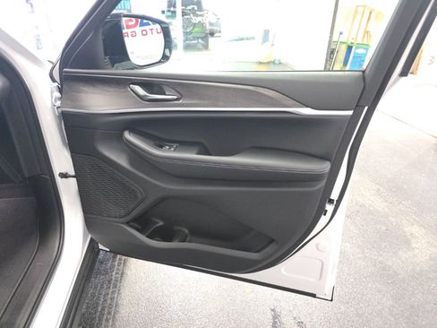 New 2026 Jeep Grand Cherokee Altitude image 18