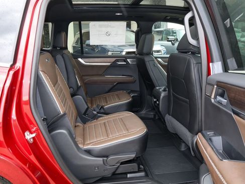 New 2026 GMC Acadia Denali Ultimate w/ LPO, Floor Liner Package AWD/4WD image 38