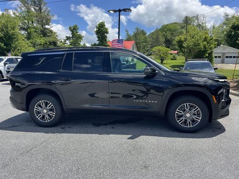 New 2025 Chevrolet Traverse LT w/ Driver Confidence Package FWD image 9
