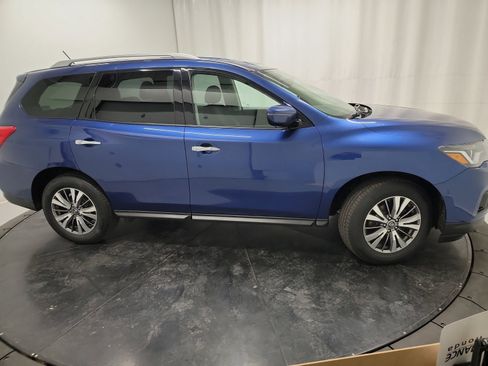 Used 2018 Nissan Pathfinder SV image 11