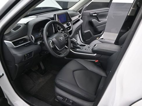 Used 2026 Toyota Highlander XLE image 6