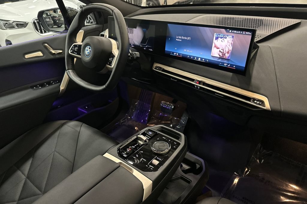 Used 2024 BMW iX xDrive50 w/ Sport Package AWD/4WD image 18