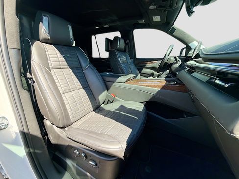 Used 2023 Cadillac Escalade Sport Platinum image 16