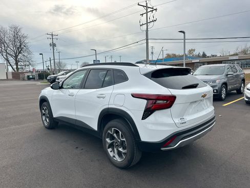 Used 2025 Chevrolet Trax LT w/ LT Convenience Package image 11