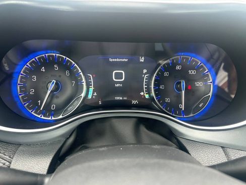 Used 2026 Chrysler Pacifica Limited FWD image 12