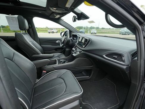 Used 2025 Chrysler Pacifica Limited FWD image 22