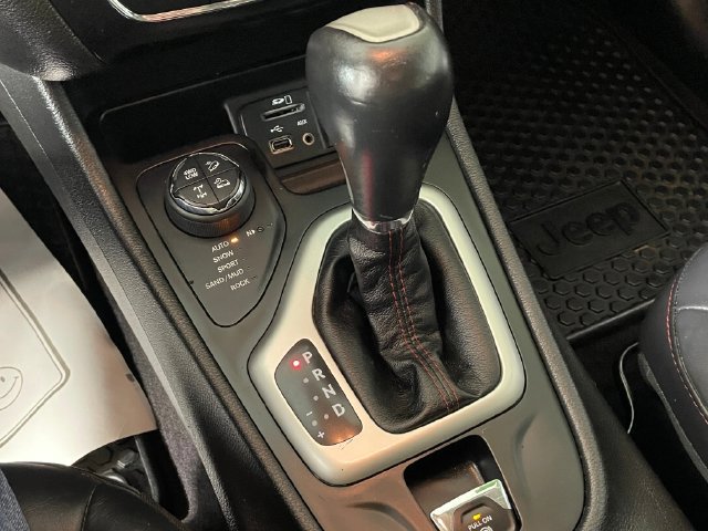 Used 2017 Jeep Cherokee Trailhawk w/ Comfort/Convenience Group AWD/4WD image 12