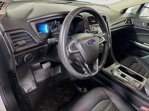 Used 2018 Ford Fusion SE w/ Equipment Group 601A FWD image 9