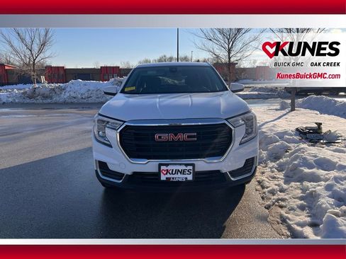 Used 2024 GMC Terrain SLE image 3