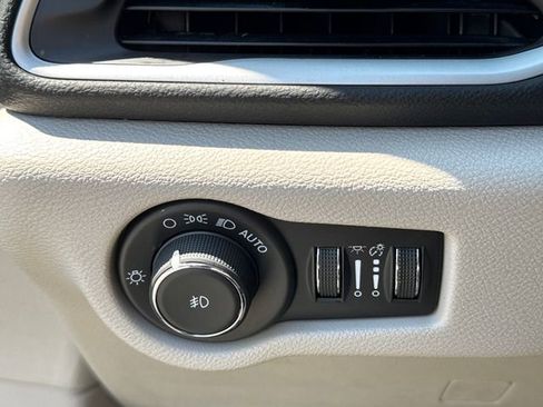 Used 2024 Chrysler Pacifica Touring-L image 28