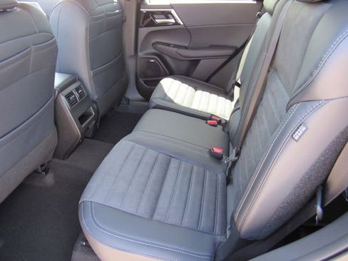 New 2026 Mitsubishi Outlander SE image 16