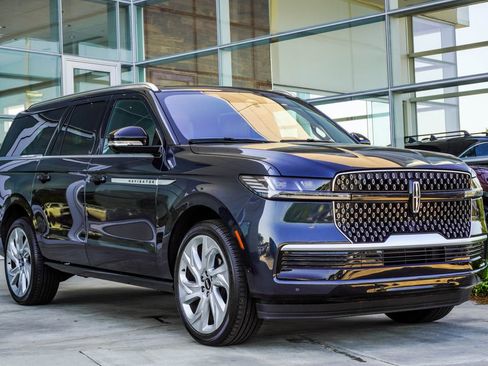 Used 2025 Lincoln Navigator L Reserve AWD/4WD image 4