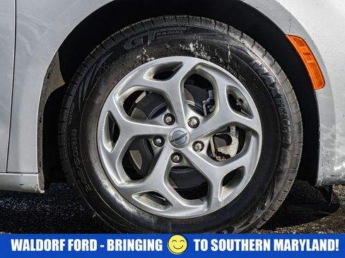 Used 2023 Chrysler Pacifica Limited image 18