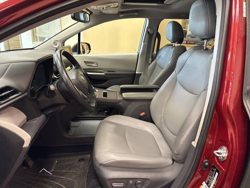 Used 2021 Toyota Sienna XLE w/ XLE Plus Package FWD image 8