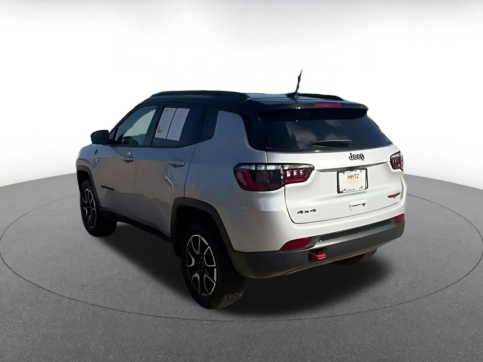 Used 2025 Jeep Compass Trailhawk AWD/4WD image 12