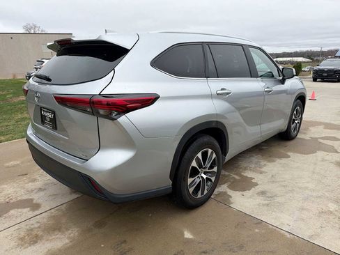 Used 2023 Toyota Highlander XLE image 6