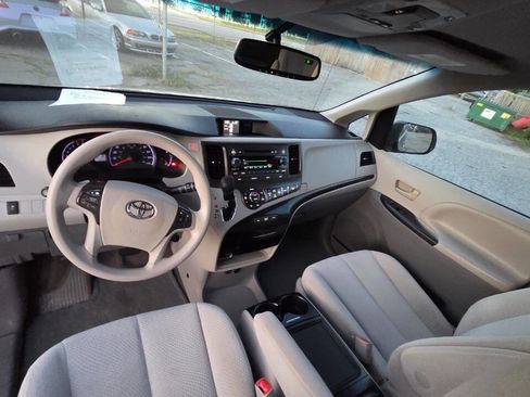 Used 2014 Toyota Sienna LE FWD image 12