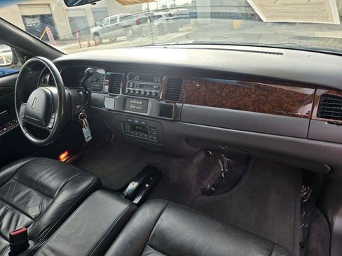 Used 2002 Lincoln Town Car Executive RWD image 20