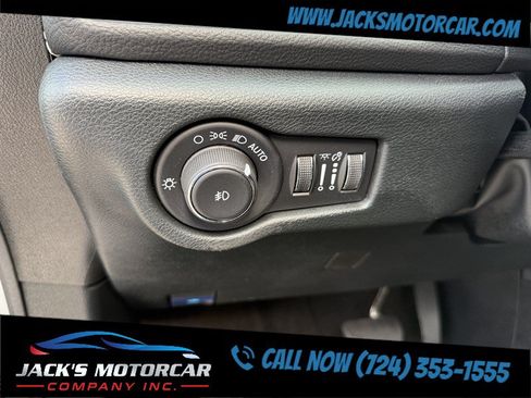 Used 2026 Chrysler Pacifica Limited FWD image 32
