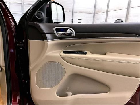 Used 2018 Jeep Grand Cherokee Overland AWD/4WD image 24