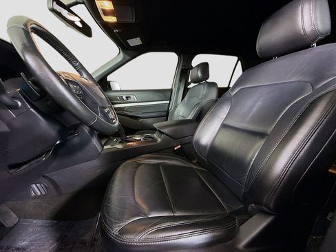 Used 2017 Ford Explorer XLT w/ Equipment Group 202A FWD image 22