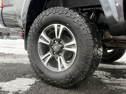 Used 2017 Toyota Tacoma TRD Sport image 10