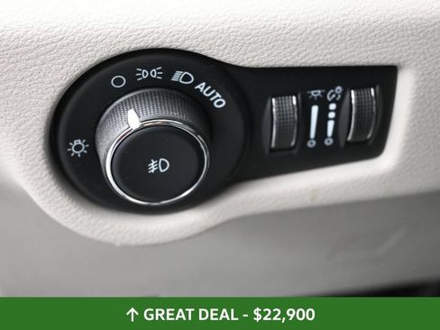 Used 2023 Chrysler Pacifica Touring-L FWD image 33
