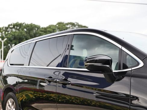 Used 2025 Chrysler Pacifica Select FWD image 12