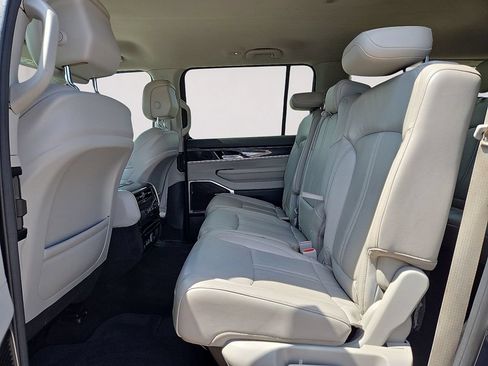 Used 2023 Jeep Wagoneer 2WD image 15