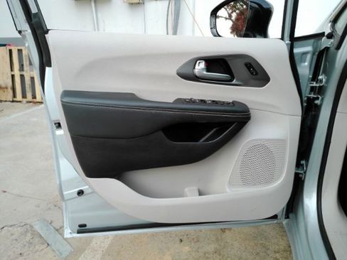 Used 2024 Chrysler Pacifica Touring-L image 14