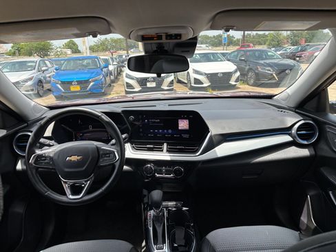 Used 2025 Chevrolet Trax LT w/ LT Convenience Package FWD image 31
