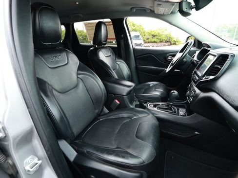 Used 2019 Jeep Cherokee Limited FWD image 27