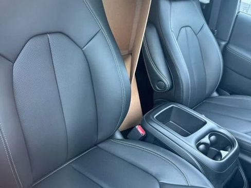New 2025 Chrysler Pacifica Select w/ Fav Edition Package FWD image 9
