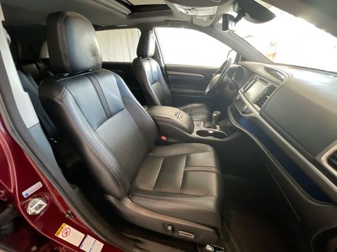 Used 2018 Toyota Highlander SE image 26
