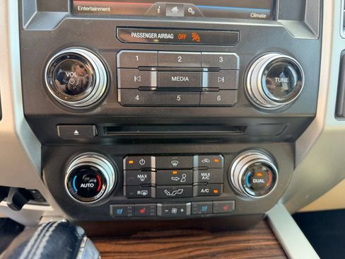 Used 2015 Ford F150 Lariat w/ Equipment Group 502A Luxury AWD/4WD image 15