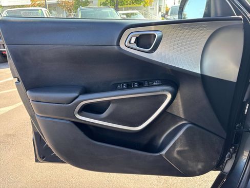 Used 2025 Kia Soul LX w/ LX Technology Package FWD image 18