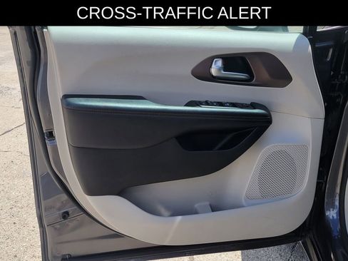 Used 2019 Chrysler Pacifica Touring-L FWD image 18