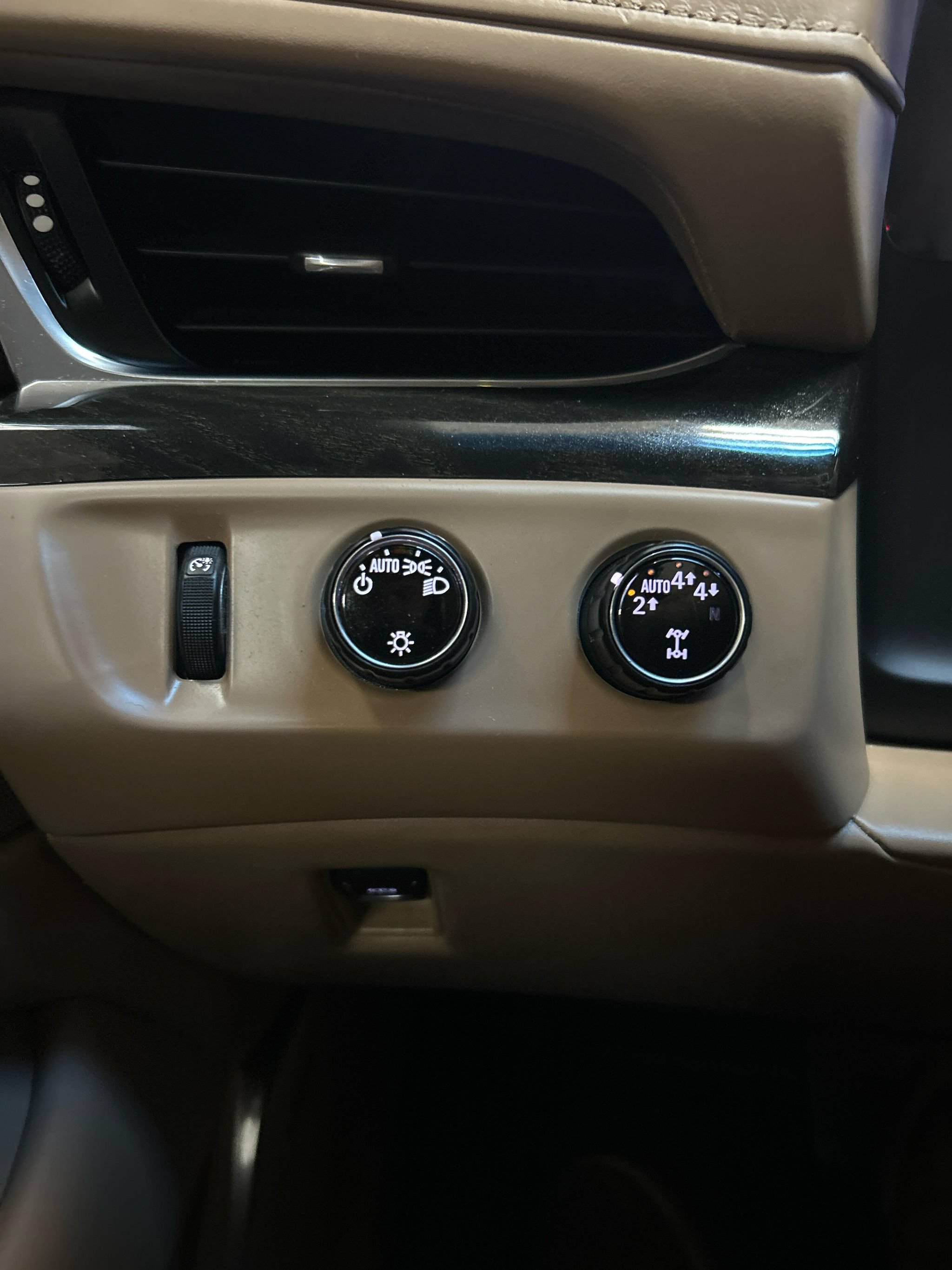 Used 2018 Cadillac Escalade Platinum AWD/4WD image 16