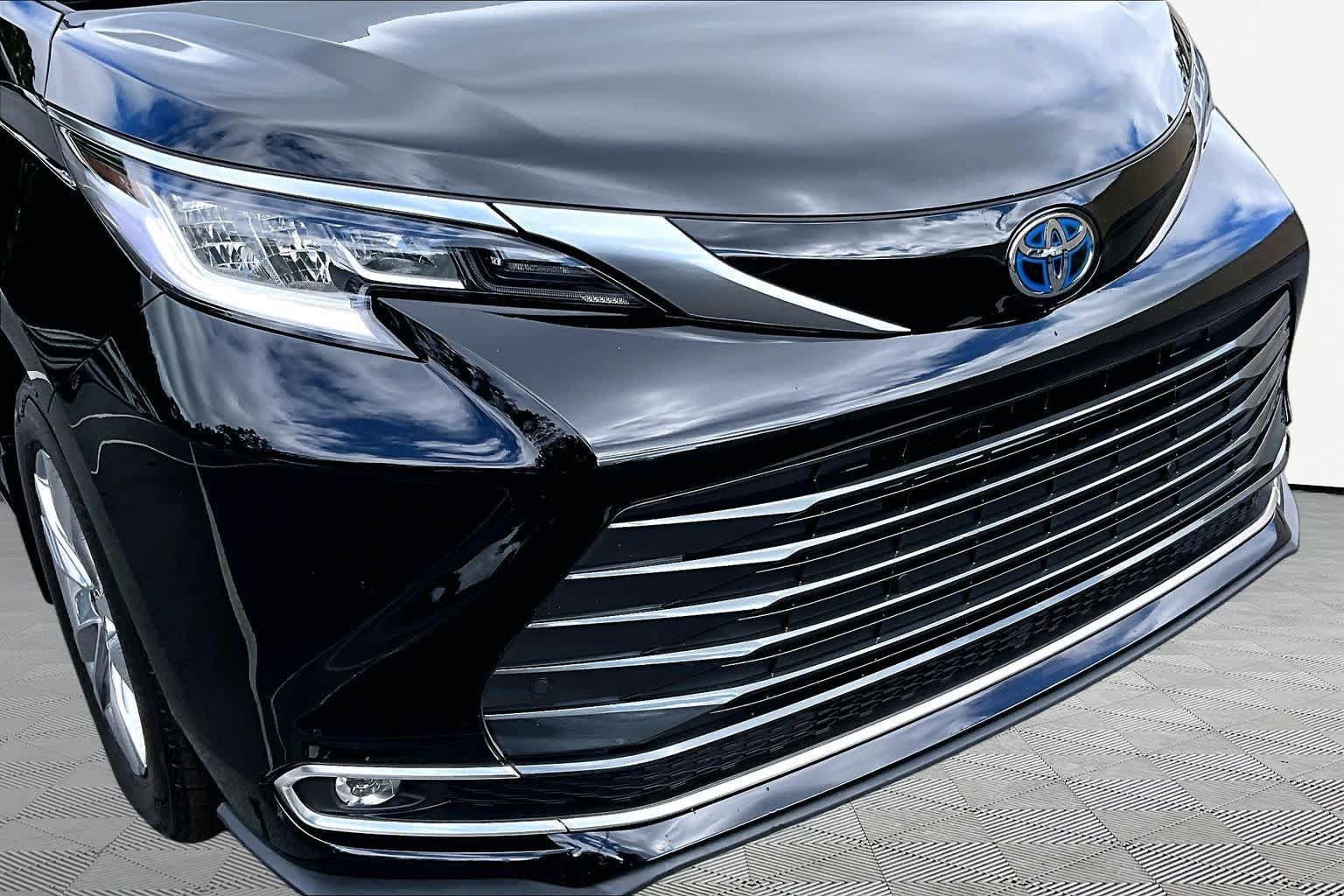 Used 2025 Toyota Sienna Limited FWD image 30
