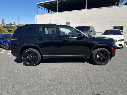Used 2023 Jeep Grand Cherokee Altitude image 9