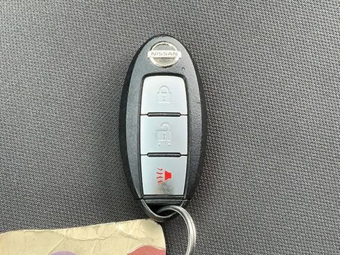 Used 2022 Nissan Titan SV image 27