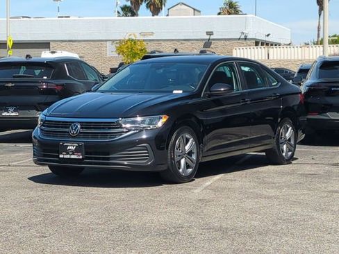 Used 2024 Volkswagen Jetta SE FWD image 4