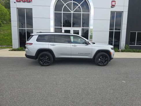 Certified 2025 Jeep Grand Cherokee L Limited w/ Black Appearance Package image 7