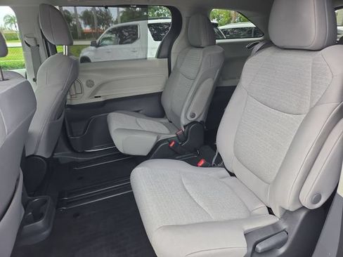 Used 2023 Toyota Sienna LE FWD image 21