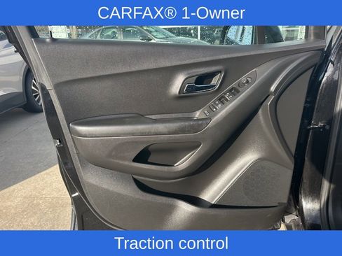 Used 2022 Chevrolet Trax LT w/ Midnight Edition image 16
