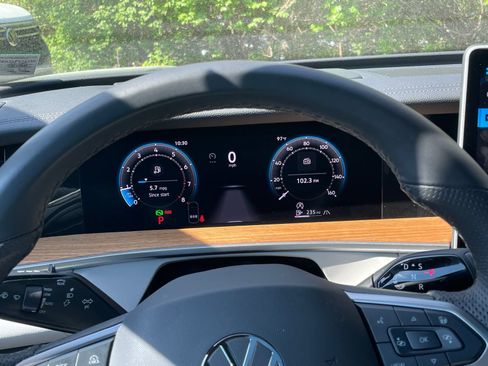 Certified 2025 Volkswagen Tiguan SEL R-Line AWD/4WD image 16