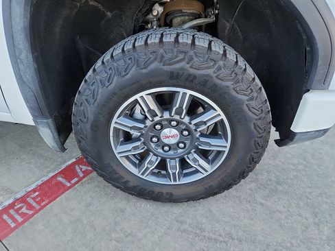 Used 2025 GMC Sierra 1500 AT4 image 9