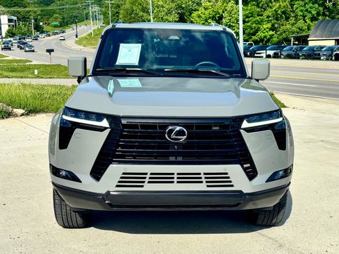 Used 2025 Lexus GX 550 w/ Accessory Package (2T) AWD/4WD image 6